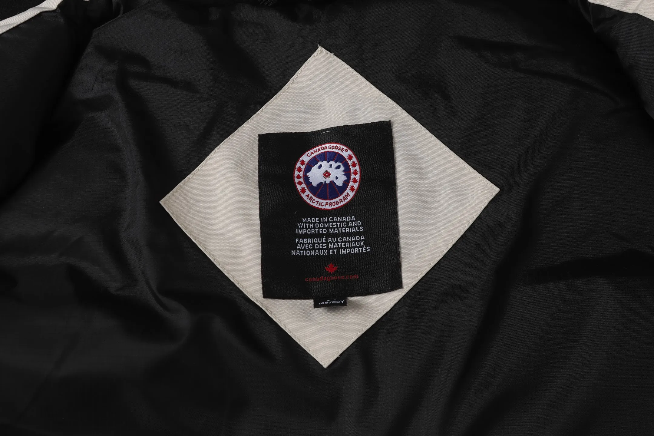 P390 Top real shot - Style number: TT119 Canada Goose has always been recognized as the warmest down jacket. Various Instagram celebrities, Internet celebrities, and celebrities often wear it for street photos. I make Canada Goose every year, but I still can't get rid of my love for the goose. No matter how cold the days are, there is no need to be afraid because of the care of the goose. The down vest is definitely a concave shape for autumn and winter. It is a trading company order model, exclusively launched! The purchase at the counter is the same as the genuine original clothes. Pay attention to the matching. There is velvet on the back collar, which is more warm. There is a zippered hidden pocket on the inside, and the genuine net pocket is synchronized inside. You need to compare the genuine products at any time. All the accessories are custom-made from the original factory. 1️⃣Fabric: Domestic exclusive Japanese original fabric with characteristics: waterproof, drill-proof, anti-fading, 24-count calendered woolen surface (waterproof level conforms to the ball raincoat level) 2️⃣Down: national standard 80 white duck down Supports identification (many on the market are 50 velvet and recharged in order) with better thermal insulation performance, light and not heavy, and good recovery of fluffiness after compression!  3️⃣Zipper: Original factory customized zipper with clear engraving and perfect texture. Original customized authentic YKK military-grade copper core zipper puller that can withstand hundreds of thousands of pulls. 4️⃣Embroidery: Imported new Behringer embroidery machine customized with 10,000-needle electric embroidery, full/three-dimensional/clear! 5️⃣: 400D high-density count liner fabric in the inner liner completely eliminates the problem of velvet leakage and velvet leakage. In the down woven category, there is no bragging. There is currently almost no one that can do better than us! Make an original product with care, so that every customer has the confidence to introduce it to his customers: This is the top replica version in China. A good product does not need too much soft text to set it off. Color: black, gray, off-white, size: Please note that slight color differences on the product are normal and will not be used as a reason for return or exchange. #Due to different monitor display pixels and external factors such as shooting lighting